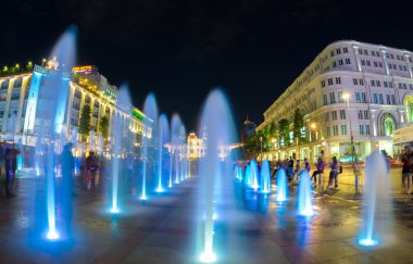 Nguyen ton yayalara lazer ışık ışınları ile su çeşme ile. Yürüyen street, 670 metre uzunluğunda özellikleri iki müzikal su pınarı