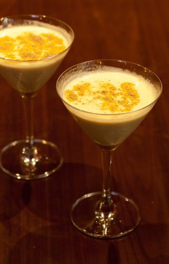 Koyu ahşap arka plan ile Şarap Kokteyli İçki