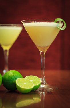 Koyu ahşap arka plan ile limon kokteyl içer