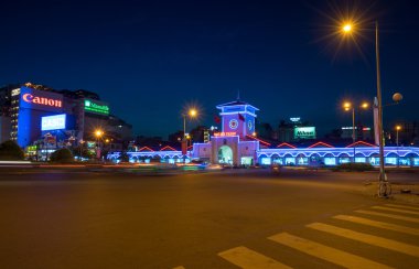 Ben Thanh Market saatte gece mavi renkli neon ışık ile.