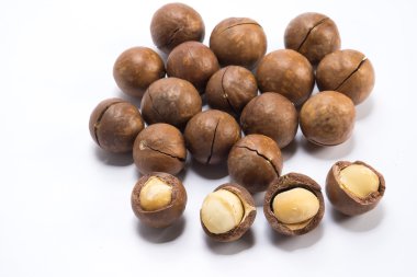 Beyaz arka planda Macadamia fındıkları