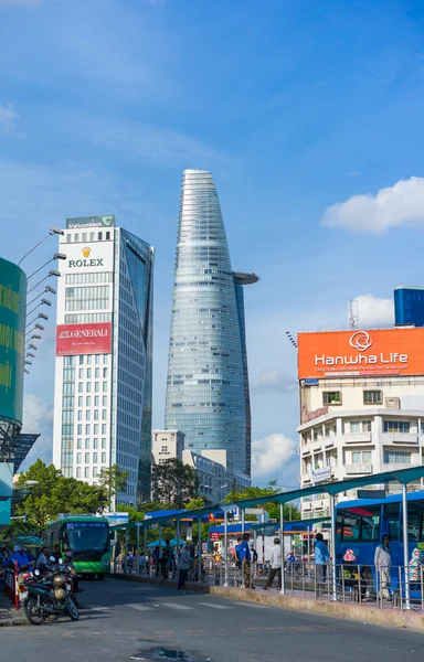 Passenger bus transports people in city, stop at Ben Thanh bus station, this public service center regulate sactivity for transportation by buses — Stock Photo, Image