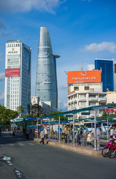 El autobús de pasajeros transporta personas en la ciudad, para en la estación de autobuses de Ben Thanh, este centro de servicio público regula la actividad deportiva para el transporte en autobuses —  Fotos de Stock