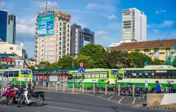 Passenger bus transports people in city, stop at Ben Thanh bus station, this public service center regulate sactivity for transportation by buses — Stock Photo, Image