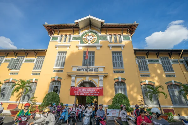 Minh Khai high school at district 3 in examination season — Stock Photo, Image