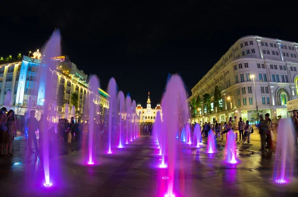 Nguyen ton yayalara lazer ışık ışınları ile su çeşme ile. Yürüyen street, 670 metre uzunluğunda özellikleri iki müzikal su pınarı
