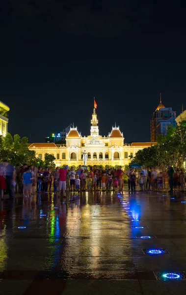 Nguyen ton yayalara lazer ışık ışınları ile su çeşme ile. Yürüyen street, 670 metre uzunluğunda özellikleri iki müzikal su pınarı