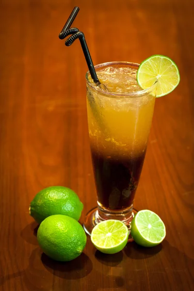 Citroen cocktail drinken met donkere houten achtergrond — Stockfoto