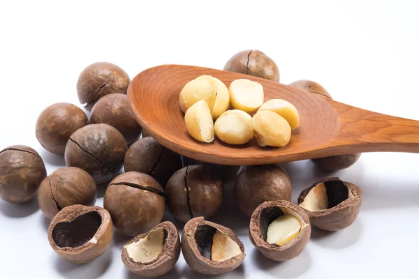Makadamia ořechy na bílém pozadí — Stock fotografie