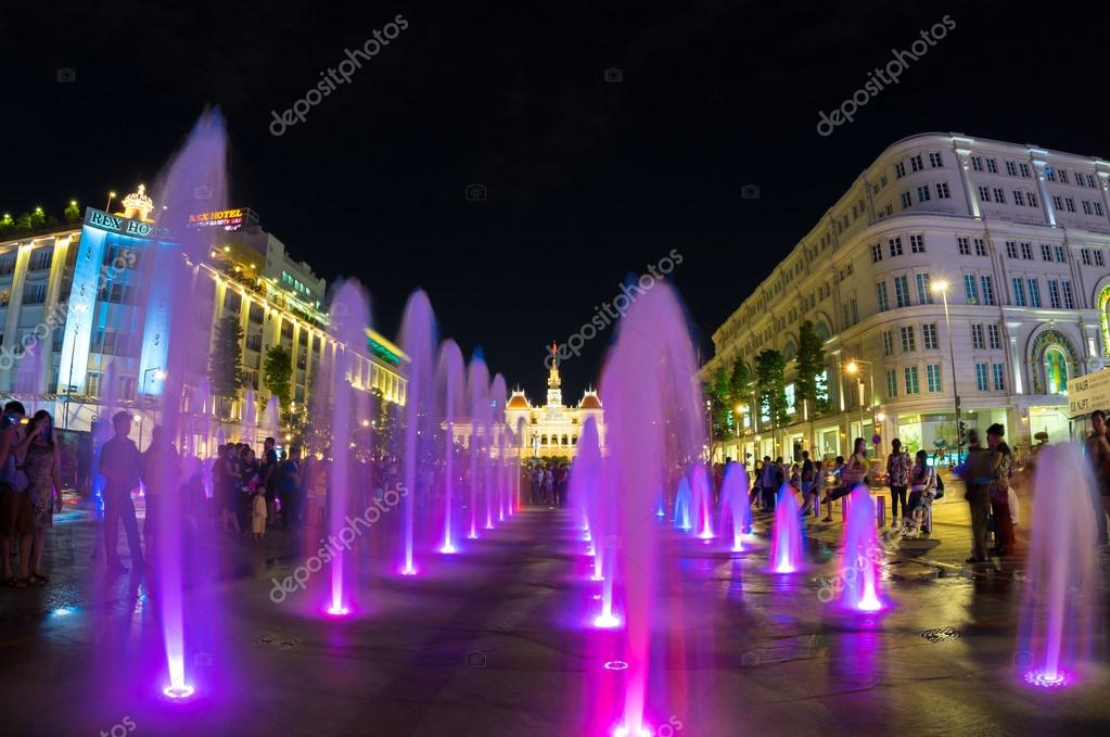 Calle peatonal de Nguyen Hue con fuente de agua con haces de luz ... Calle peatonal de Nguyen Hue con fuente de agua con haces de luz ...