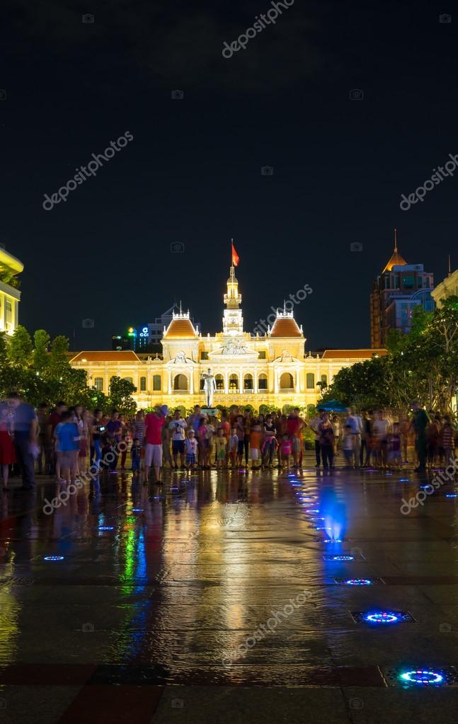 Calle peatonal de Nguyen Hue con fuente de agua con haces de luz ... Calle peatonal de Nguyen Hue con fuente de agua con haces de luz ...
