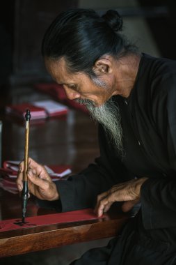 hat antik Allah uzun oğlu, Ba Ria Vung Tau, Vietnam kutluyor ay yeni gelecek yıl için çizim geleneksel siyah kostüm, beyaz sakallı yaşlı adam.
