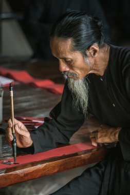 hat antik Allah uzun oğlu, Ba Ria Vung Tau, Vietnam kutluyor ay yeni gelecek yıl için çizim geleneksel siyah kostüm, beyaz sakallı yaşlı adam.