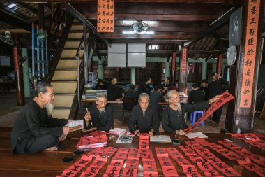 hat antik Allah uzun oğlu, Ba Ria Vung Tau, Vietnam kutluyor ay yeni gelecek yıl için çizim geleneksel siyah kostüm, beyaz sakallı yaşlı adam.