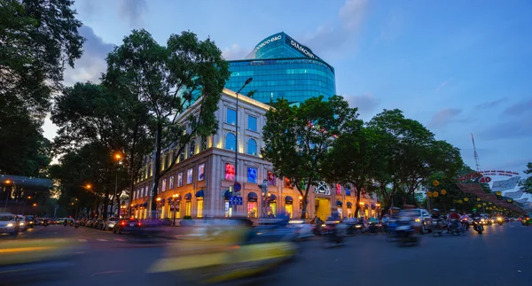 Diamond Plaza centre commercial dans la soirée. Diamond plaza est l'un des plus grands centres commerciaux de Ho Chi Minh-Ville — Photo