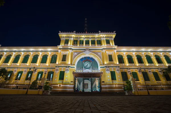 Pemandangan malam di Kantor Pos Pusat Saigon di Ho Chi Minh City, Viet Nam — Stok Foto