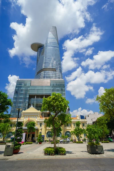 Nguyen hue pedestrian street with Bitexco Towers view — Φωτογραφία Αρχείου