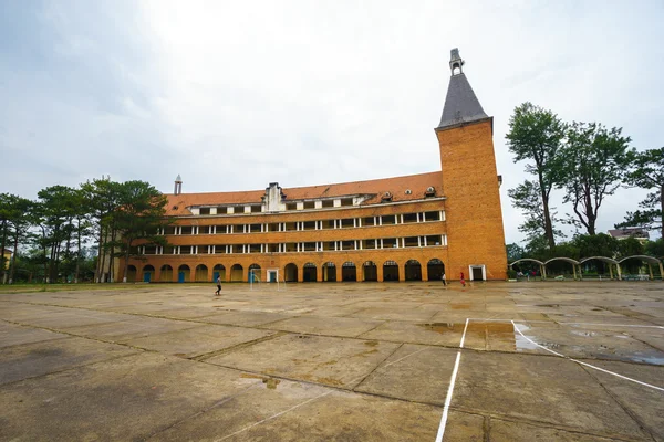 Wall of Teacher College of Dalat after the rain - the architecture that considered as one of the most unique architecture of 1000's 20th - century at Dalat city, Lam Dong, Vietnam. — Stock Photo, Image