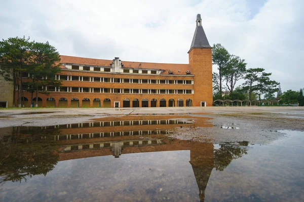 Wall of Teacher College of Dalat después de la lluvia - la arquitectura que se considera como una de las arquitecturas más singulares de 1000 del siglo XX - en la ciudad de Dalat, Lam Dong, Vietnam . —  Fotos de Stock