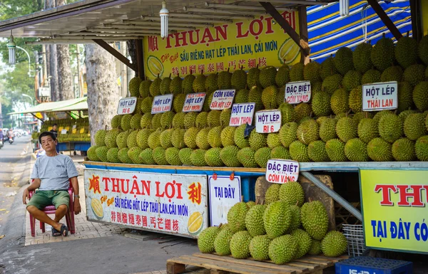 Durian fruit shop along the street, Cho Lon, Saigon. — Stock Photo, Image