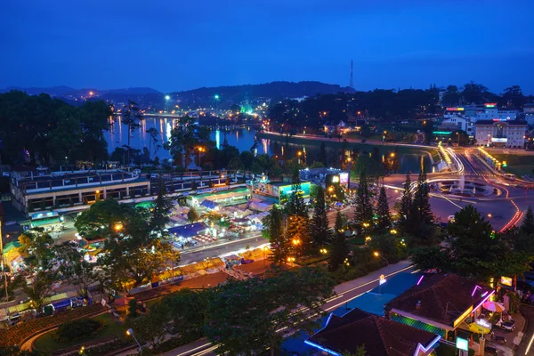 Dalat city at night from high above with hotels, da lat market and road. — Stock fotografie