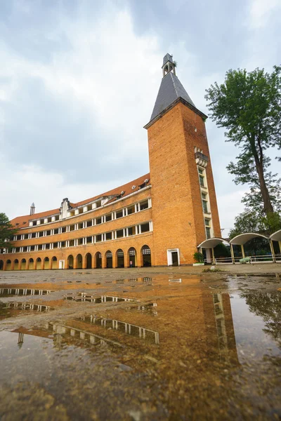 Wall of Teacher College of Dalat after the rain - the architecture that considered as one of the most unique architecture of 1000 's 20th - century at Dalat city, Lam Dong, Vietnam . — стоковое фото