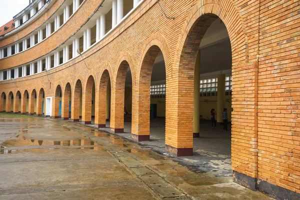 Öğretmen üniversite Dalat duvar - 1000 en eşsiz mimarisini biri 20 gibi kabul mimarisi - yağmur sonra yüzyıl Dalat Şehir, Lam Dong, Vietnam,. — Stok fotoğraf