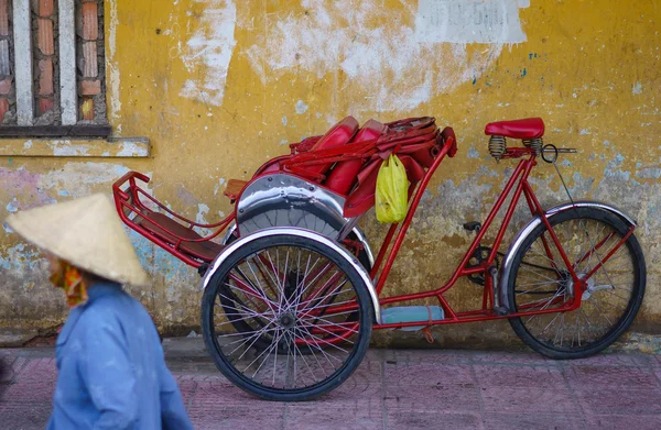Una donna che passa su Cyclos trasporto umano, Saigon, Vietnam. noleggio di veicoli tradizionali per il tour della città in Vietnam che permettono al passeggero di sedersi davanti al conducente — Foto Stock