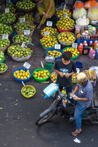 Oamenii tranzacționează (cumpără și vând) pe piața stradală. Piața stradală este foarte populară în Vietnam — Fotografie, imagine de stoc