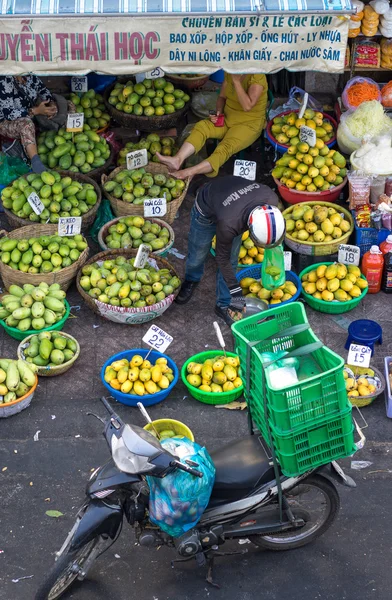 Persone che commerciano (comprare e vendere) al mercato di strada. Mercato di strada è molto popolare in Vietnam — Foto Stock