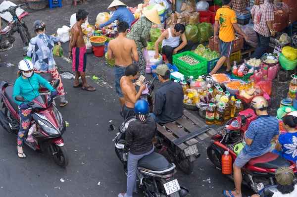 Personas que comercian (compran y venden) en el mercado callejero. Mercado callejero es muy popular en Vietnam — Foto de Stock