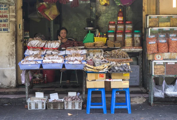 HO CHI MINH CITY, VIET NAM - May 17, 2015: People trading (buy and sell) at street market. Street market is very popular in Vietnam — ストック写真