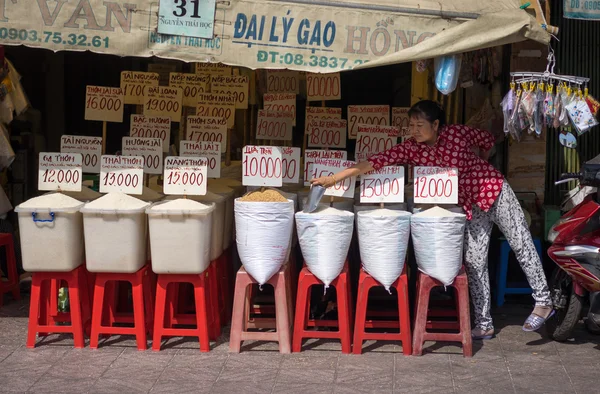 Diferentes tipos de arroz con nombre y precio en la tienda de arroz en el mercado local, Saigón, Vietnam — Foto de Stock