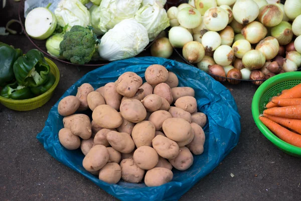 Antecedentes de batata doce, batata, gengibre, cebola e outros no mercado de rua local, Saigon, Vietnã . — Fotografia de Stock