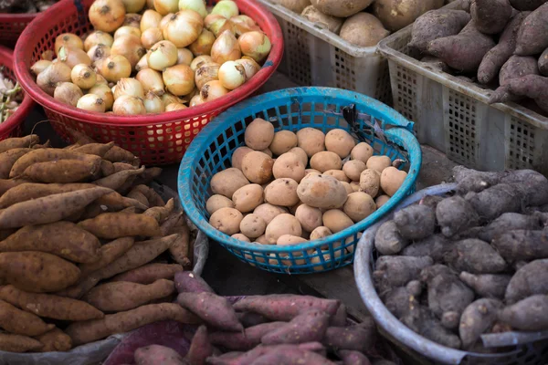 Antecedentes de batata doce, batata, gengibre, cebola e outros no mercado de rua local, Saigon, Vietnã . — Fotografia de Stock