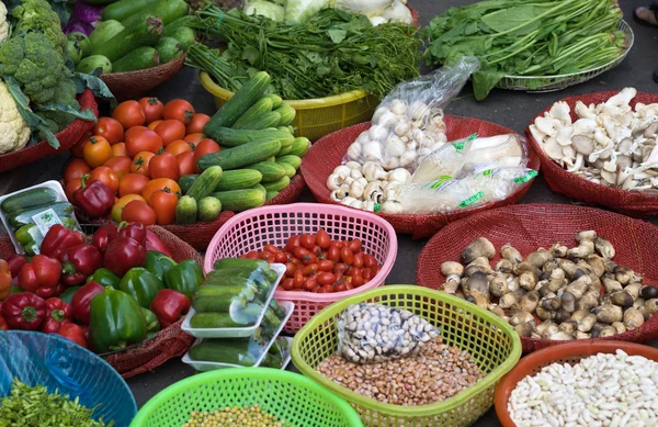 Várias frutas e legumes frescos coloridos no mercado local de Ho Chi Minh City — Fotografia de Stock