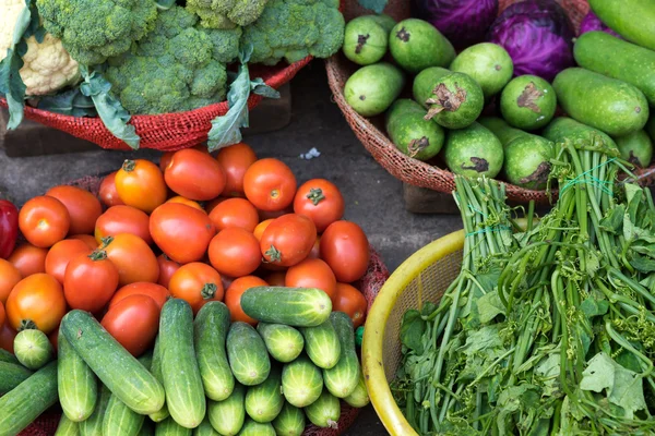 Várias frutas e legumes frescos coloridos no mercado local de Ho Chi Minh City — Fotografia de Stock