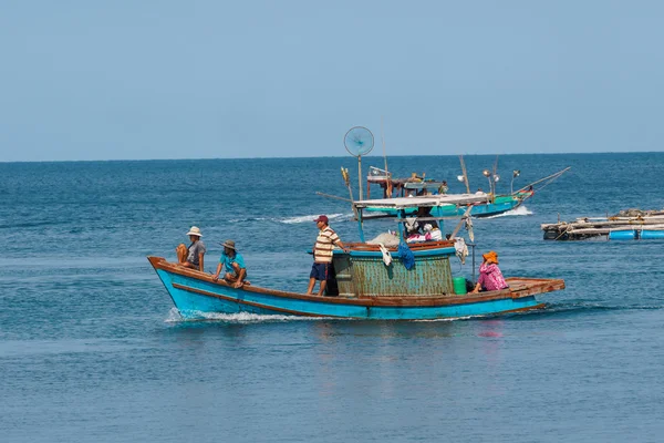 Pessoas e barcos que se deslocam para a pesca do porto de pesca Nam Du Island, Kien Giang, Vietnã — Fotografia de Stock