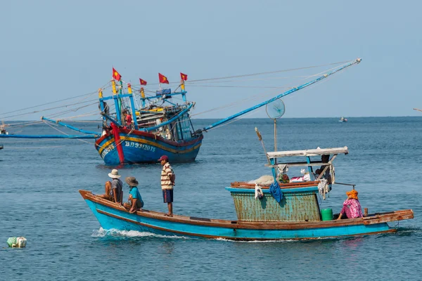 Pessoas e barcos que se deslocam para a pesca do porto de pesca Nam Du Island, Kien Giang, Vietnã — Fotografia de Stock