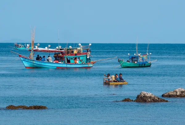 Pessoas e barcos que se deslocam para a pesca do porto de pesca Nam Du Island, Kien Giang, Vietnã — Fotografia de Stock