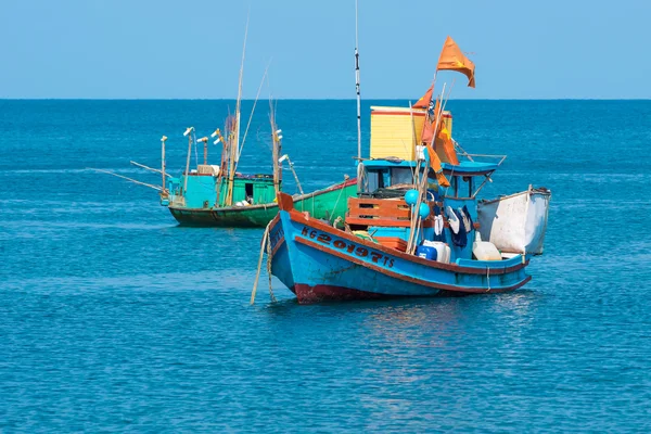 Pessoas e barcos que se deslocam para a pesca do porto de pesca Nam Du Island, Kien Giang, Vietnã — Fotografia de Stock