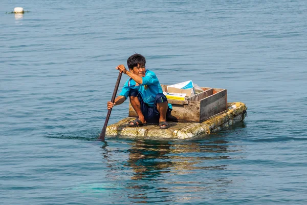 Pessoas e barcos que se deslocam para a pesca do porto de pesca Nam Du Island, Kien Giang, Vietnã — Fotografia de Stock