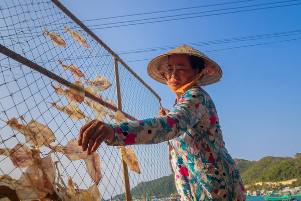 Persone che fanno frutti di mare secchi - seppie dal porto di pesca Nam Du Island, Kien Giang, Vietnam — Foto Stock