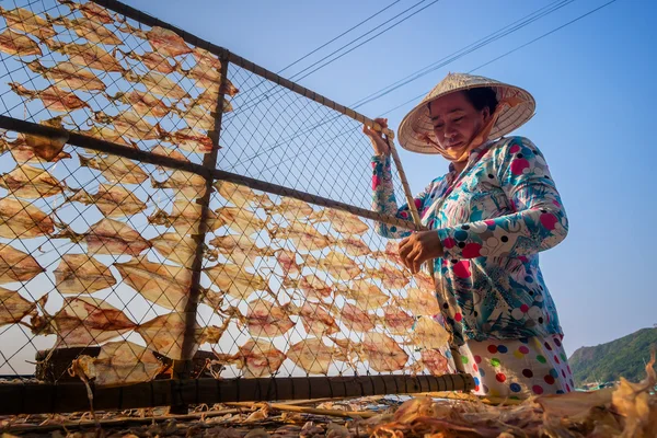 Persone che fanno frutti di mare secchi - seppie dal porto di pesca Nam Du Island, Kien Giang, Vietnam — Foto Stock