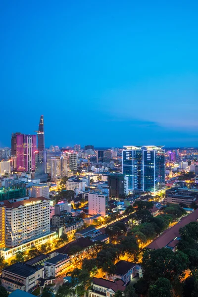 Ho Chi Minh cidade aeriel vista 2015 com novos edifícios e hotéis de cinco estrelas em luzes coloridas noite centro ribeirinha — Fotografia de Stock