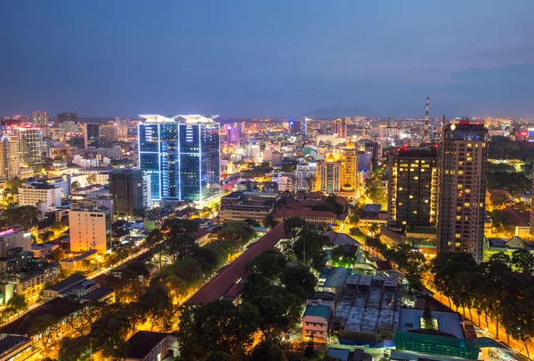Ho Chi Minh ville vue aérienne 2015 avec de nouveaux bâtiments et hôtels cinq étoiles aux lumières colorées nuit au bord de la rivière centre-ville — Photo