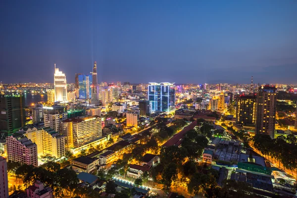 Ho Chi Minh ville vue aérienne 2015 avec de nouveaux bâtiments et hôtels cinq étoiles aux lumières colorées nuit au bord de la rivière centre-ville — Photo