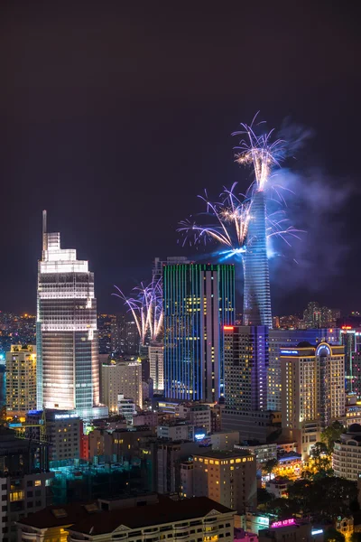 Vista aérea de la ciudad de Ho Chi Minh con fuegos artificiales y espectáculo de música láser en 2015 Día Nacional de celebración . —  Fotos de Stock