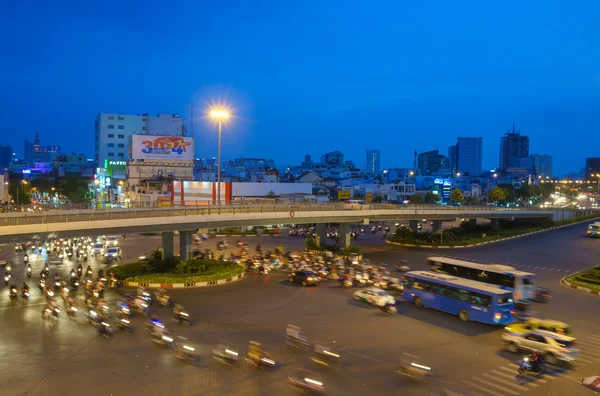 Der alte Mann mit traditioneller schwarzer Tracht, weißer Bart Zeichnung Kalligraphie alten distich in long son, ba ria vung tau, Vietnam zu feiern Mond-Neujahr kommt. — Stockfoto