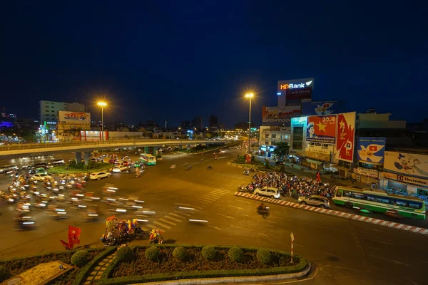 Der alte Mann mit traditioneller schwarzer Tracht, weißer Bart Zeichnung Kalligraphie alten distich in long son, ba ria vung tau, Vietnam zu feiern Mond-Neujahr kommt. — Stockfoto